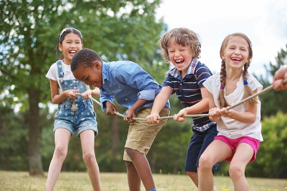 Kinder beim Tauziehen