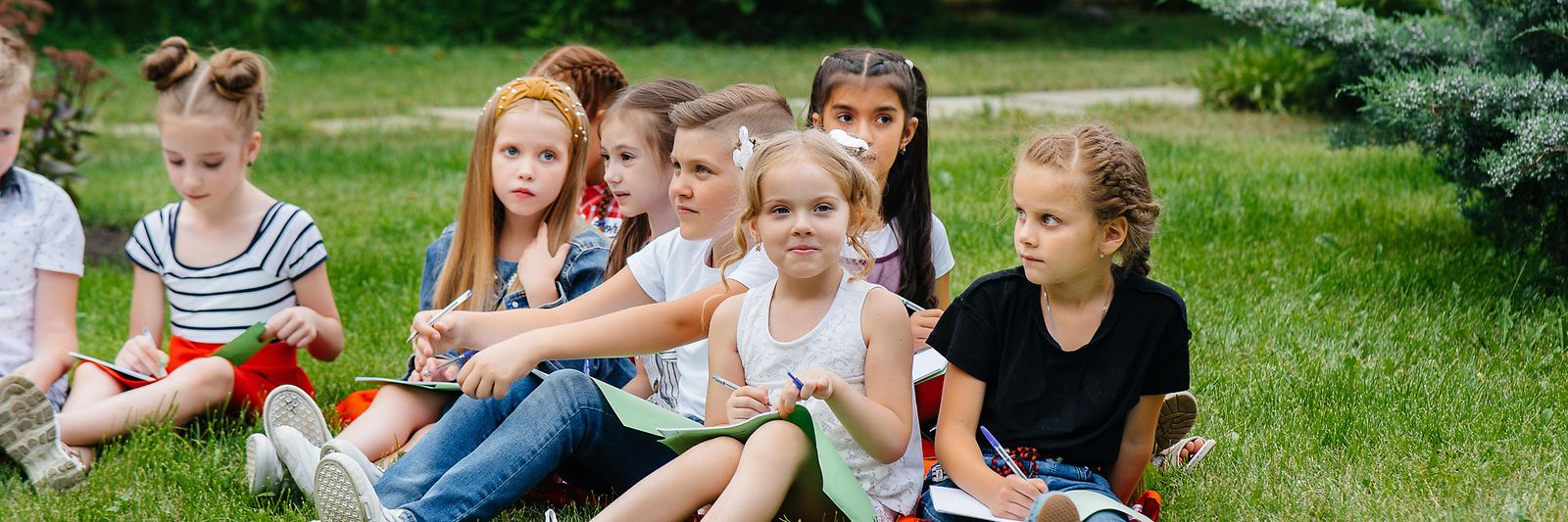 Eine Familie sitzt am Tisch und spielt 