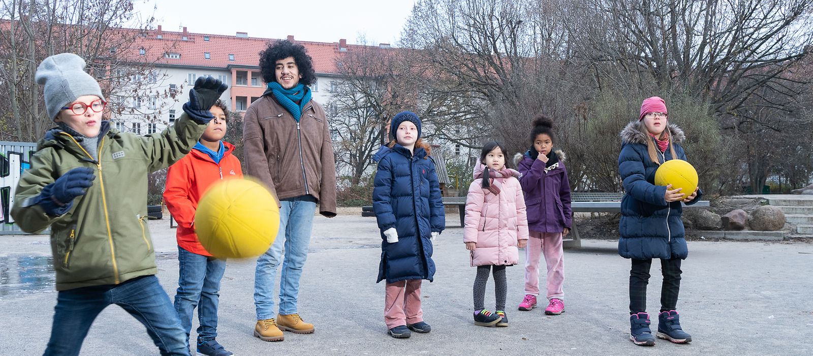 Kinder spielen draußen auf dem Schulhof