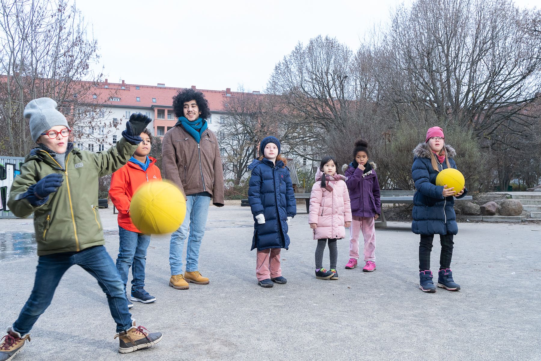 Kinder spielen draußen auf dem Schulhof