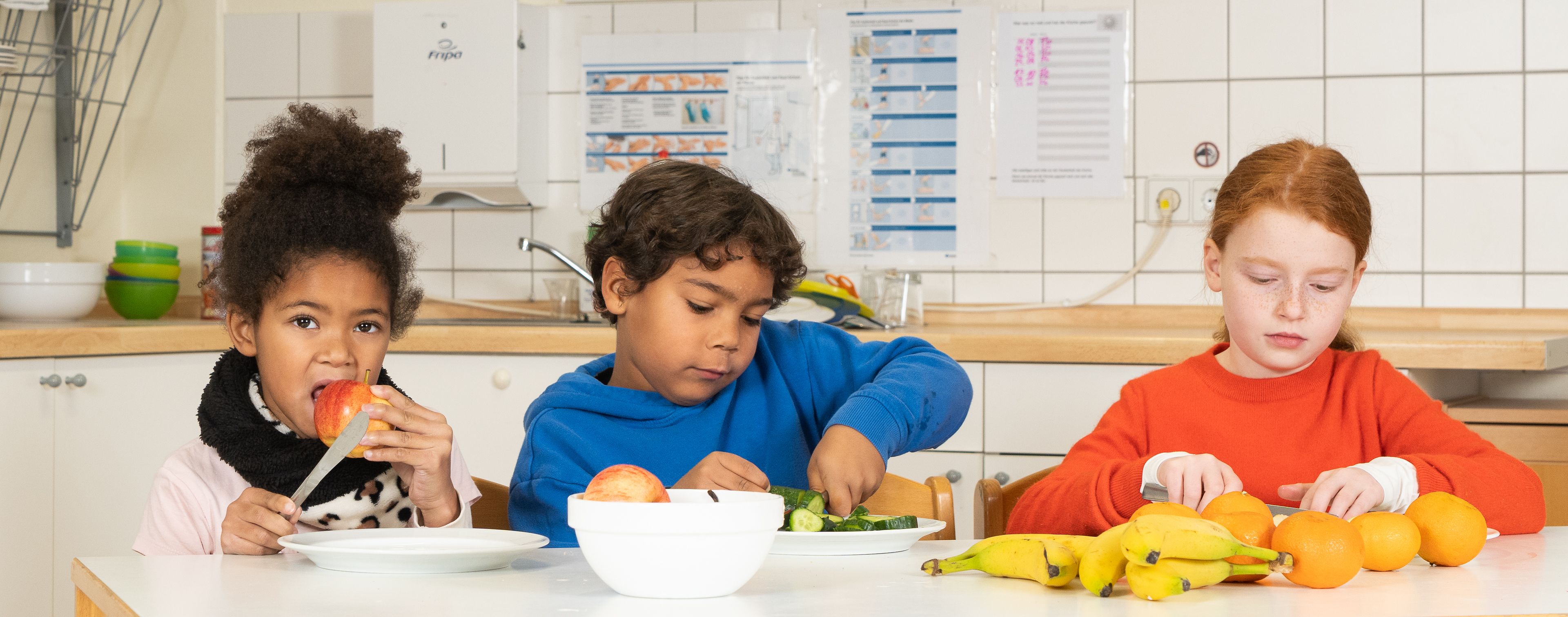 Kinder schneiden Obst und Gemüse